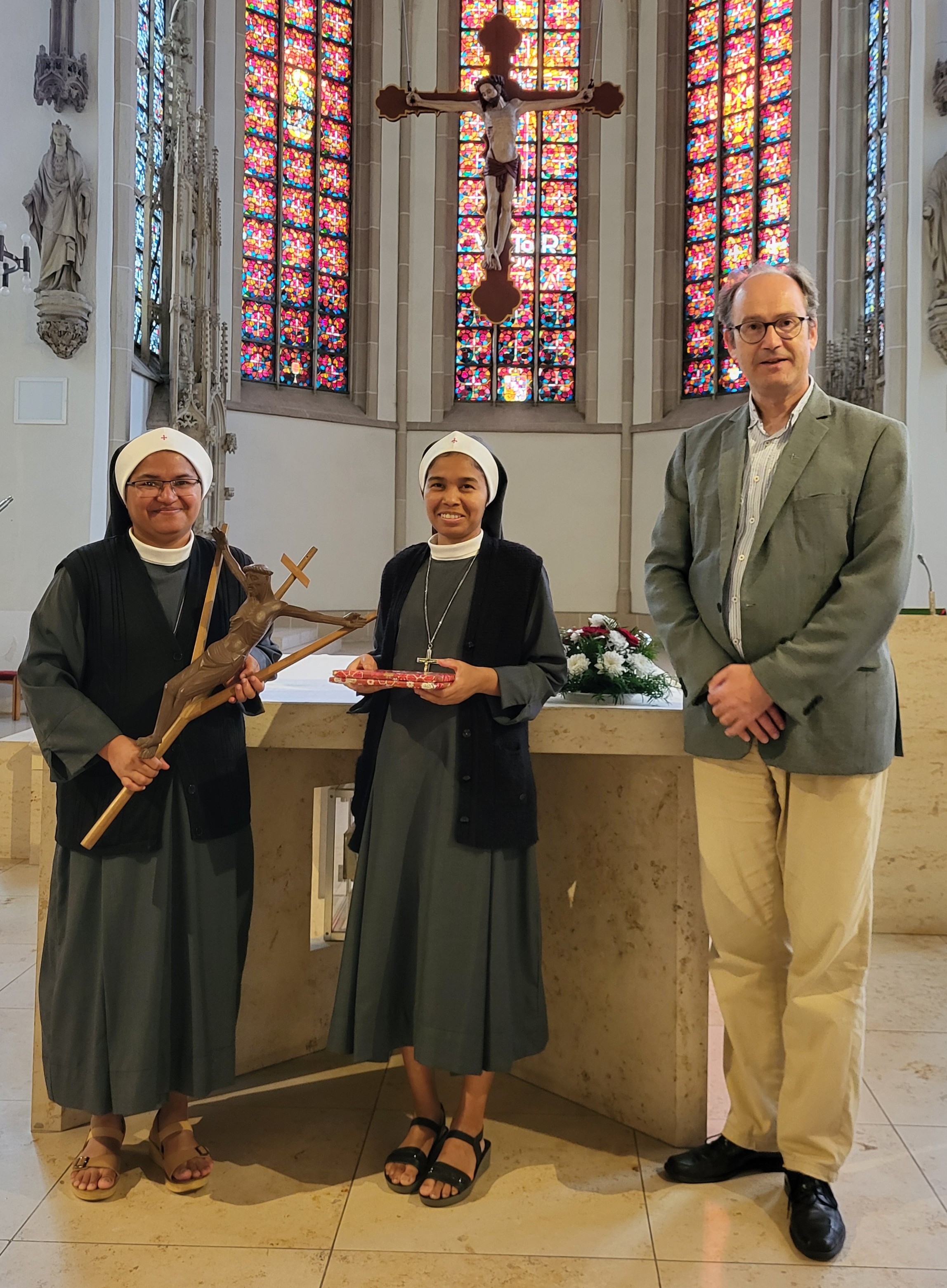 Schwester Teslin und Schwester Rupa mit Pfarrer Trautmann